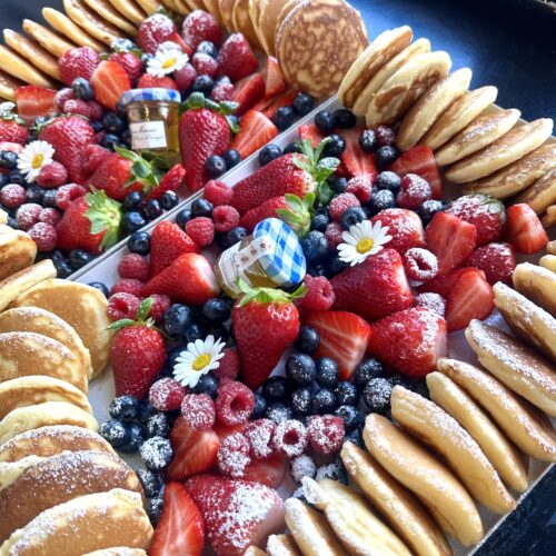 Plateau de Pancake avec assortiment de fruit de saison