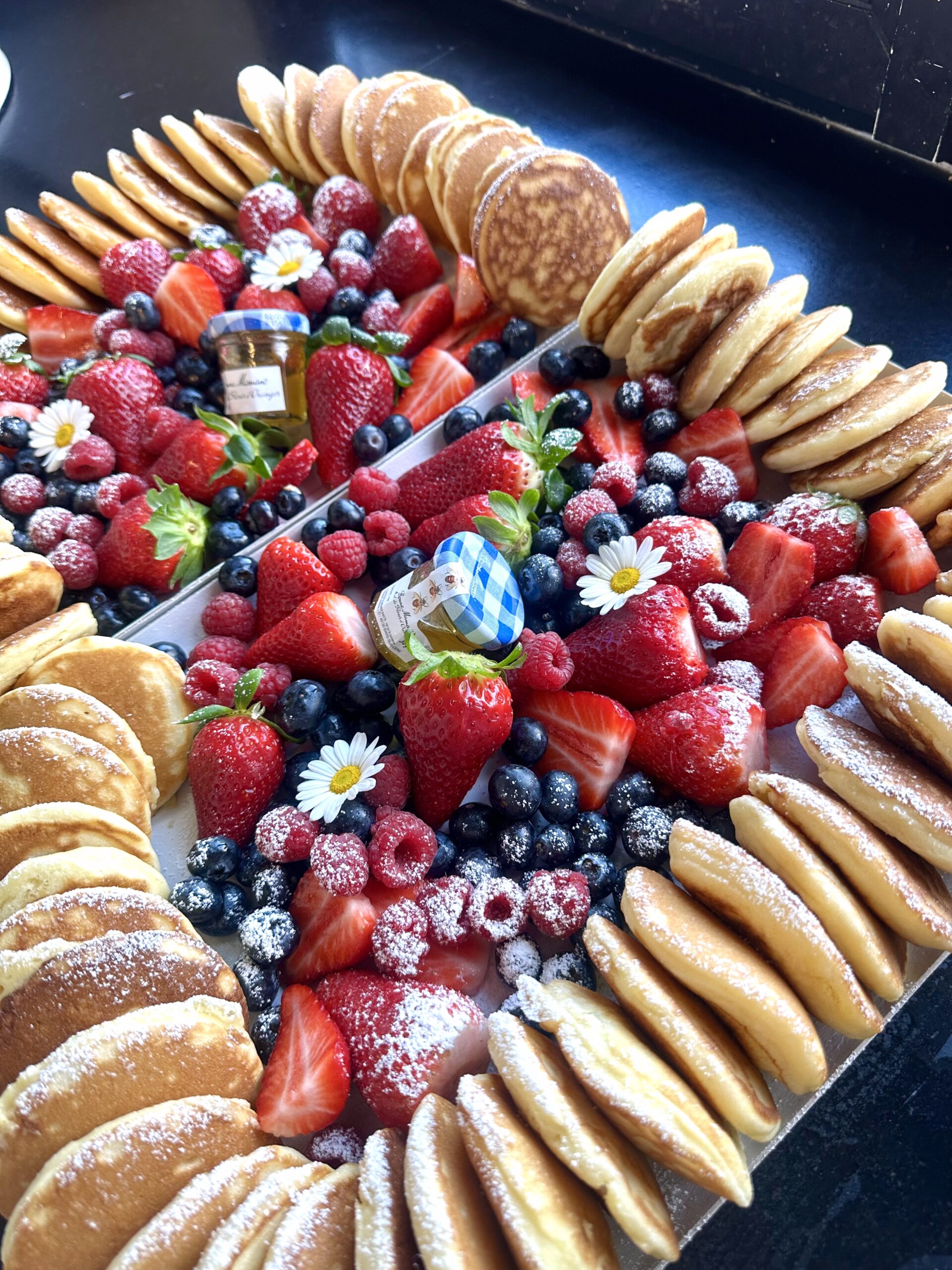 Plateau de Pancake avec assortiment de fruit de saison
