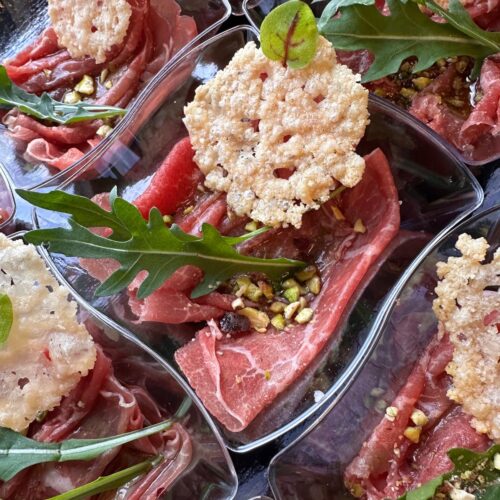 Mini Carpaccio Black Angus avec chips de Parmesan
