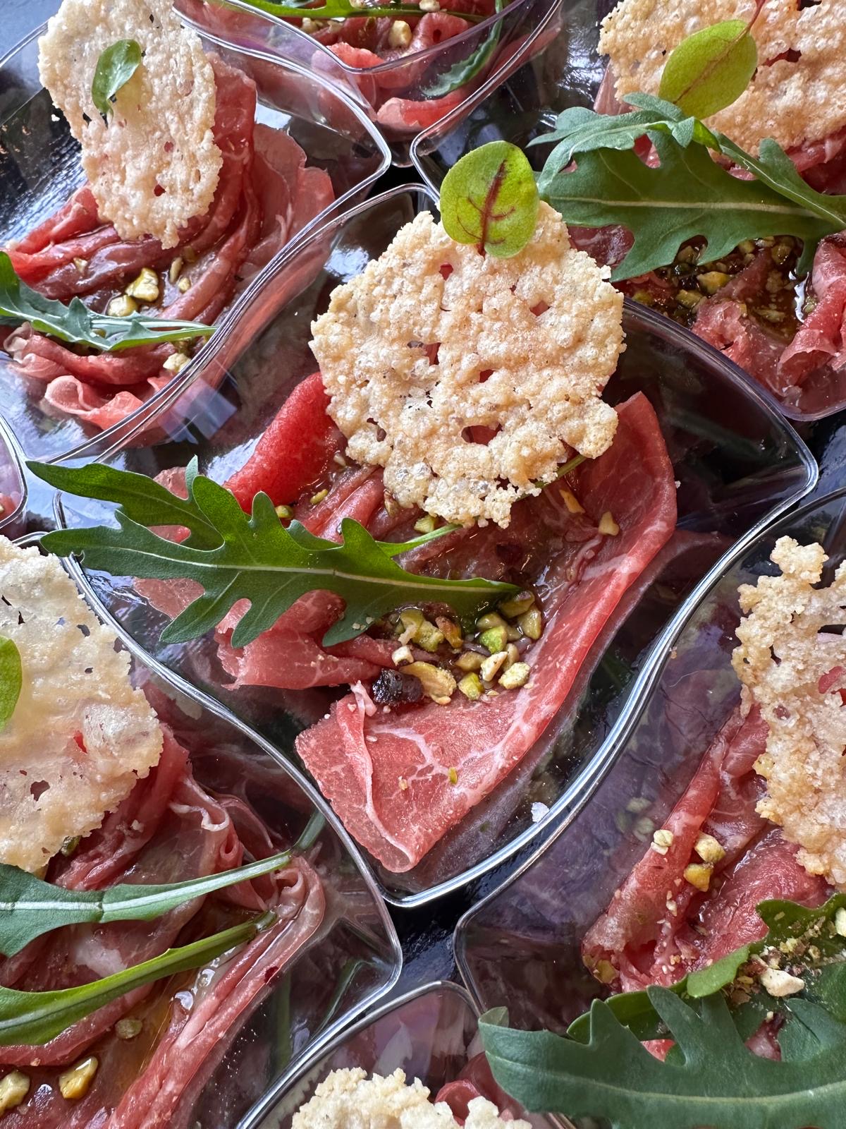 Mini Carpaccio Black Angus avec chips de Parmesan